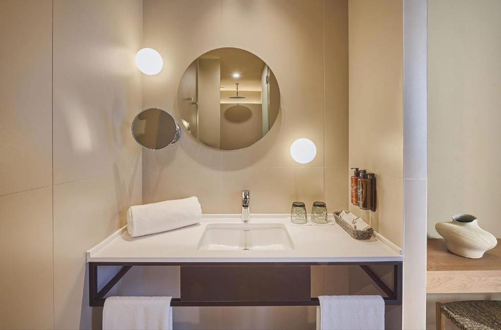 Disconnect in Cambrils in a modern and cozy 4* hotel. 