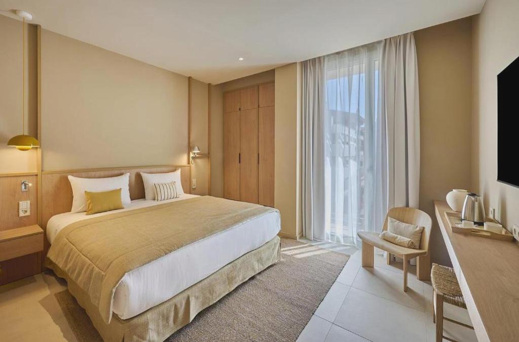 Disconnect in Cambrils in a modern and cozy 4* hotel. 