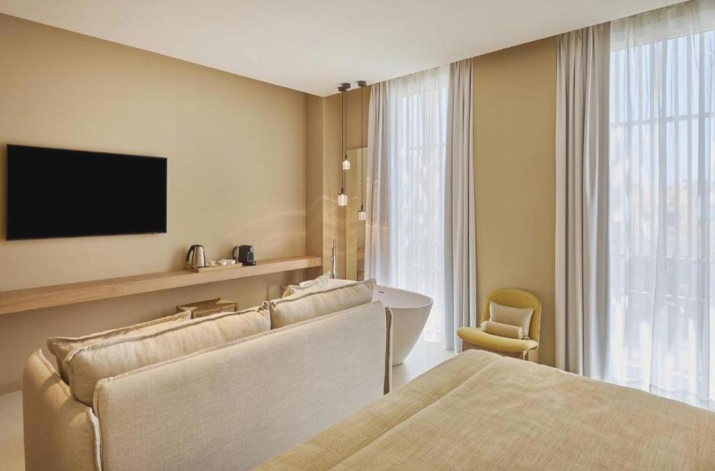 Disconnect in Cambrils in a modern and cozy 4* hotel. 