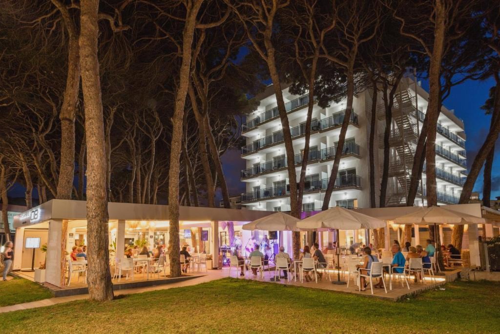 1ª línea de playa en Hotel 4* en la Pineda