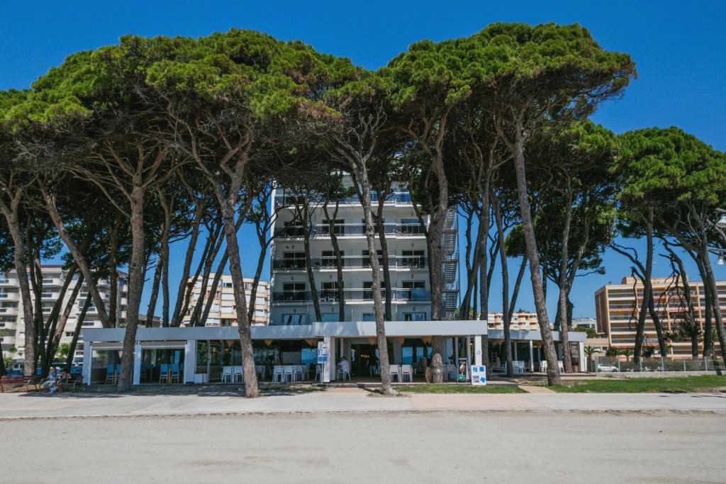 1ª línea de playa en Hotel 4* en la Pineda