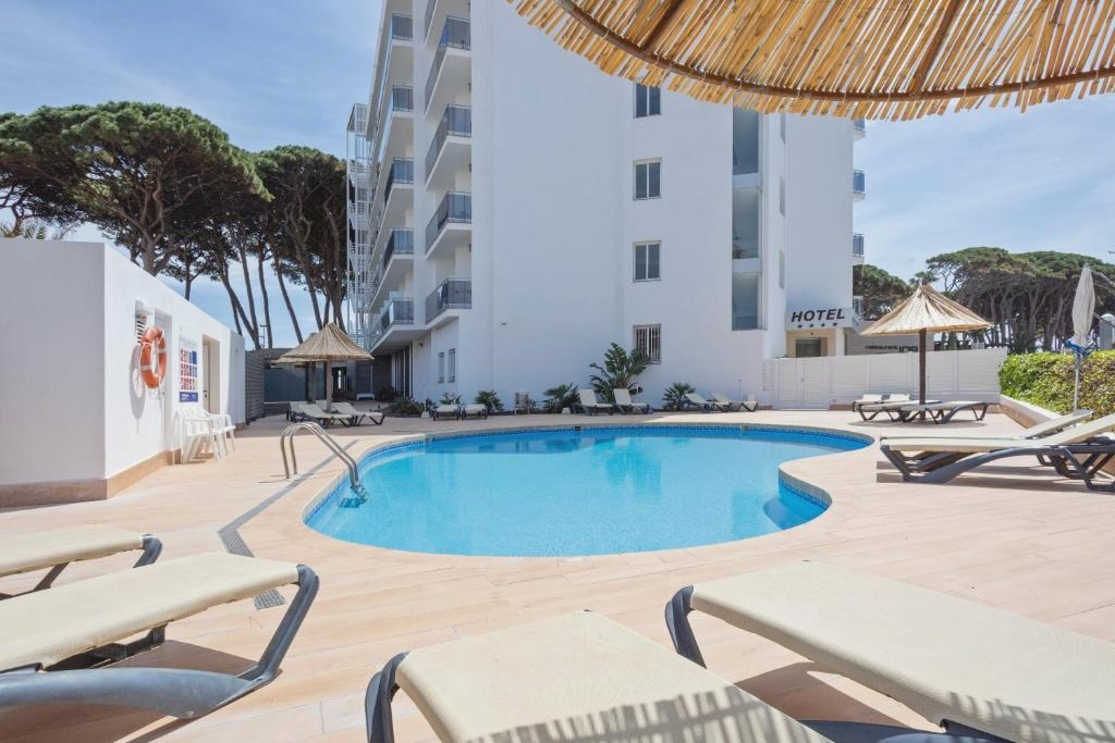 1ª línea de playa en Hotel 4* en la Pineda