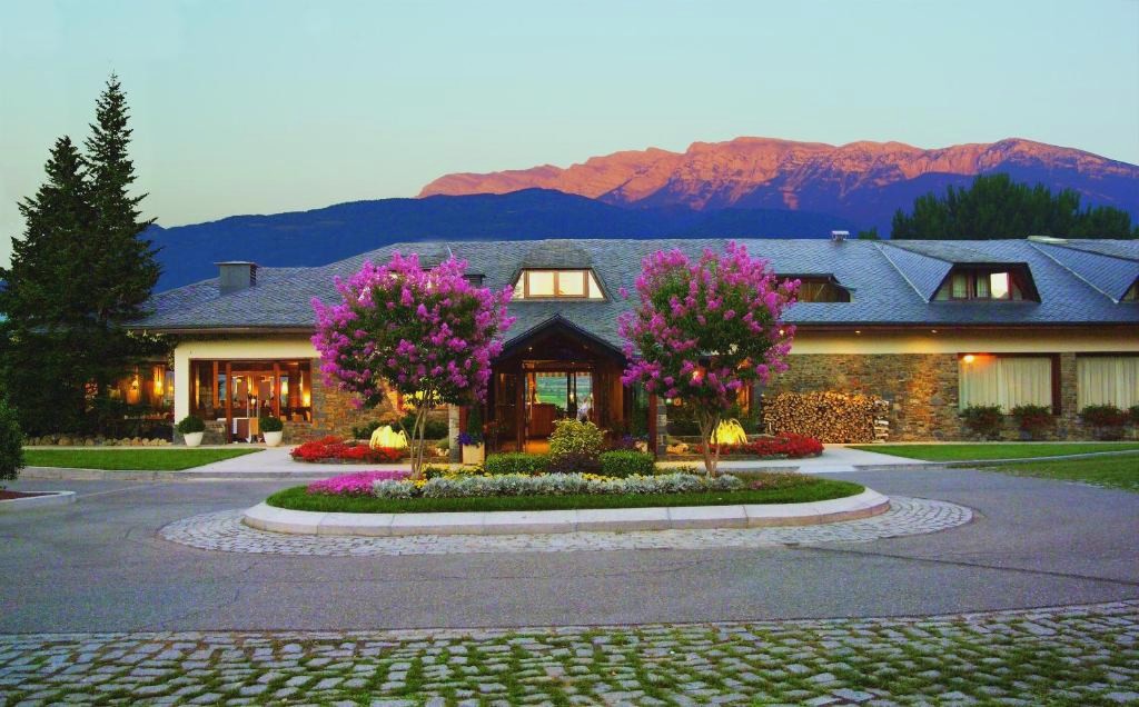 ¡Bienestar en los Pirineos! Tu estancia en La Seu d'Urgell con acceso al spa - El Castell de Ciutat