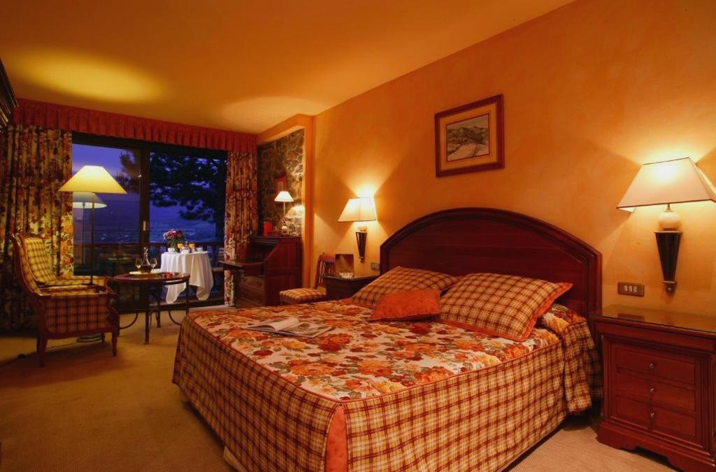 ¡Bienestar en los Pirineos! Tu estancia en La Seu d'Urgell con acceso al spa - El Castell de Ciutat