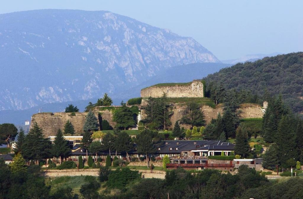 ¡Bienestar en los Pirineos! Tu estancia en La Seu d'Urgell con acceso al spa - El Castell de Ciutat
