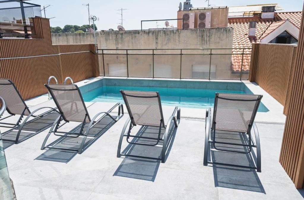 Descubre el lado más chic de Lloret: suites con estilo