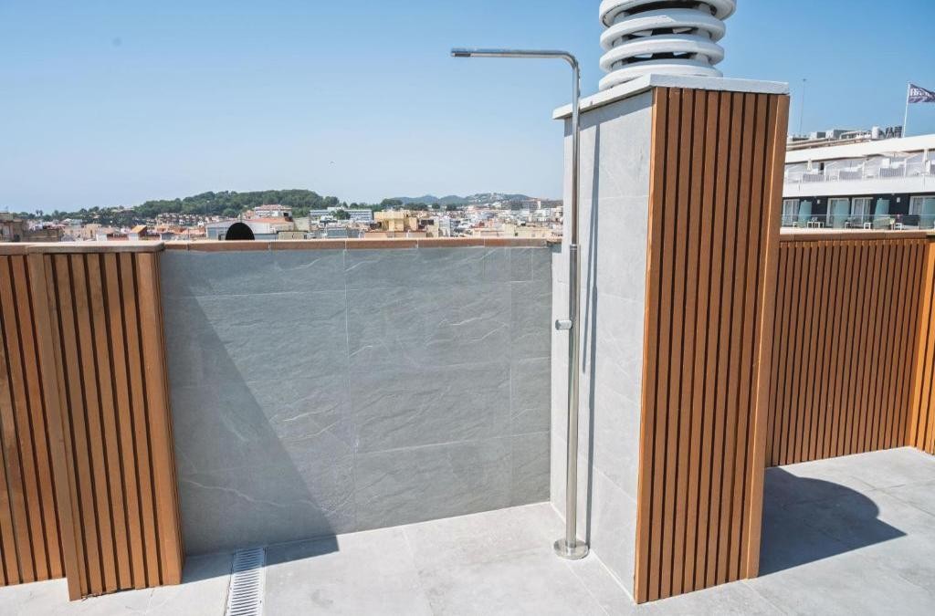 Descubre el lado más chic de Lloret: suites con estilo
