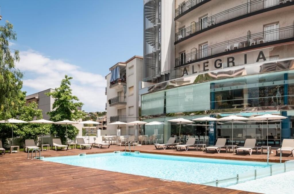 Sunny Break in Lloret: Poolside Chill on the Costa Brava
