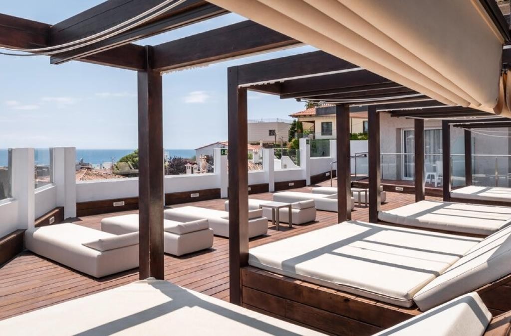 Sunny Break in Lloret: Poolside Chill on the Costa Brava