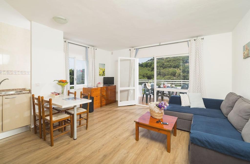 Getaway , located in Lloret de Mar (Costa Brava), in apartments with Breakfasts