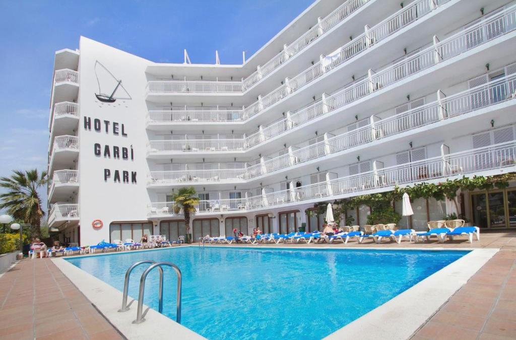 Mergulhe na diversão em Lloret de Mar: hotel 4* com escorregas aquáticos