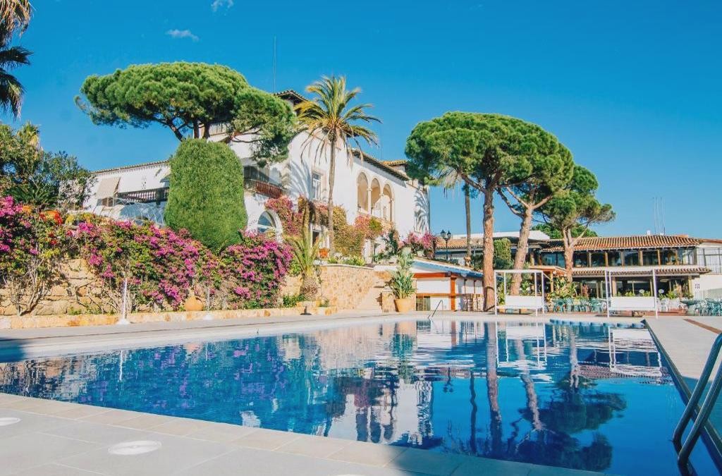 Unwind in Lloret de Mar! 4-star comfort on the Costa Brava