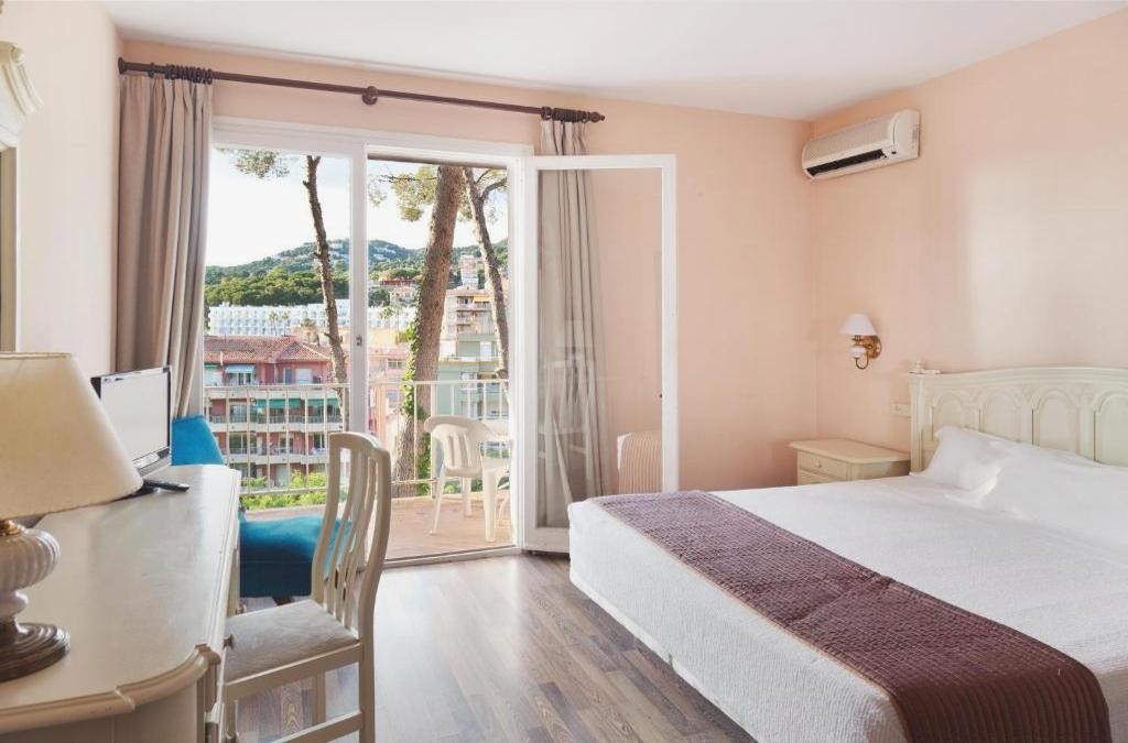 Unwind in Lloret de Mar! 4-star comfort on the Costa Brava