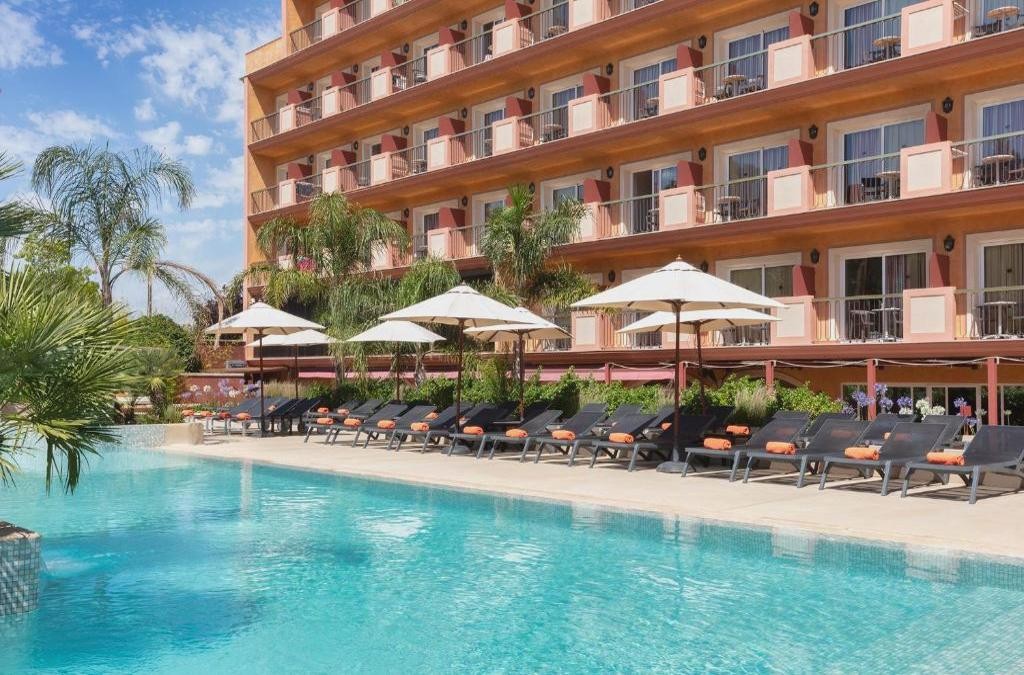 ¡Desconecta en Malgrat de Mar con yoga, Tai-Chi y zona solo adultos!