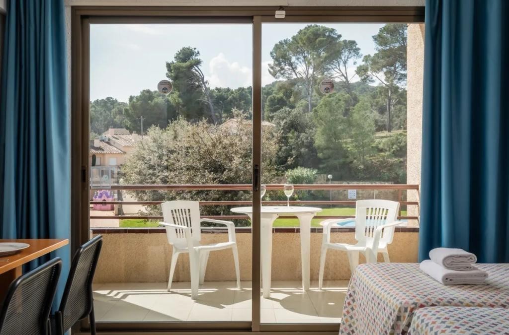 Descubre Pals desde un apartamento junto a la Costa Brava