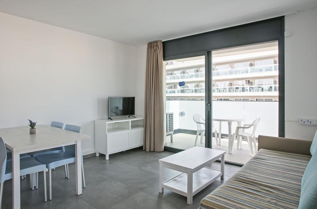 ¡Salou en apartamento renovado! Entradas a PortAventura World® incluidas - Apartamentos Inter 2