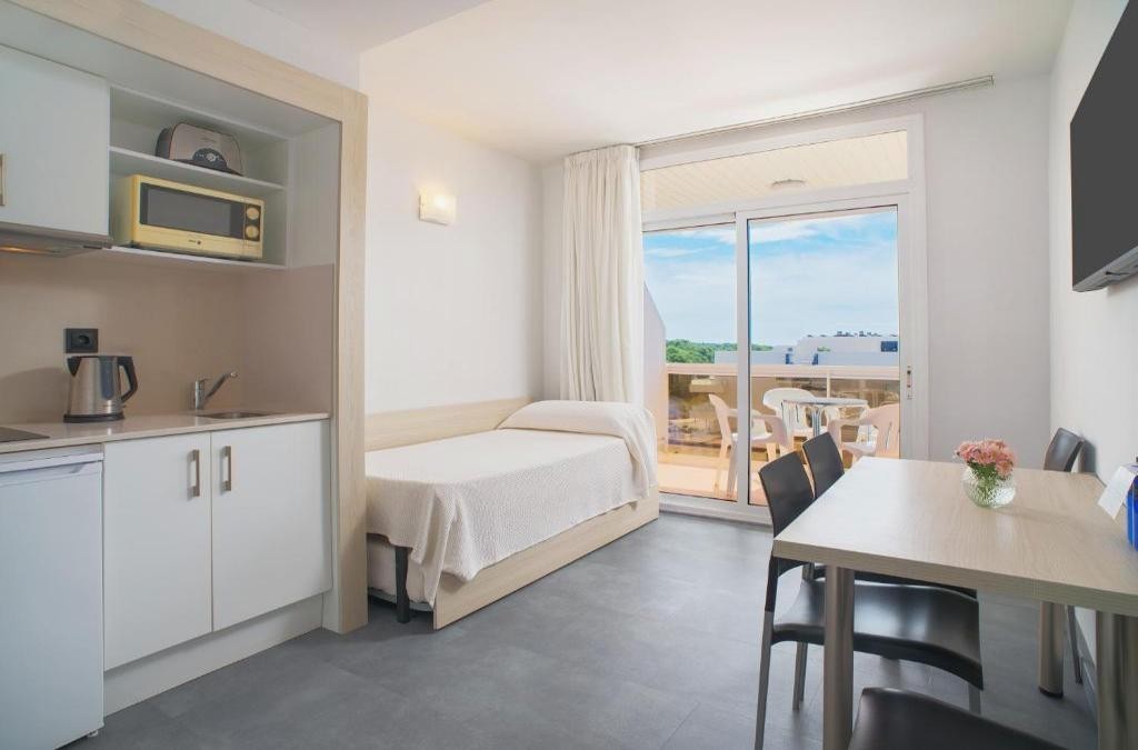 Alójate en un 4* en Salou y vive la emoción de PortAventura y Ferrari Land - Hotel y Aparthotel Ponient Marinada