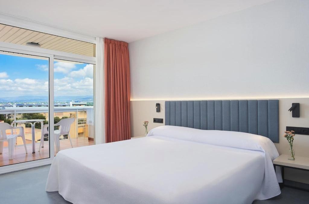 Alójate en un 4* en Salou y vive la emoción de PortAventura y Ferrari Land - Hotel y Aparthotel Ponient Marinada