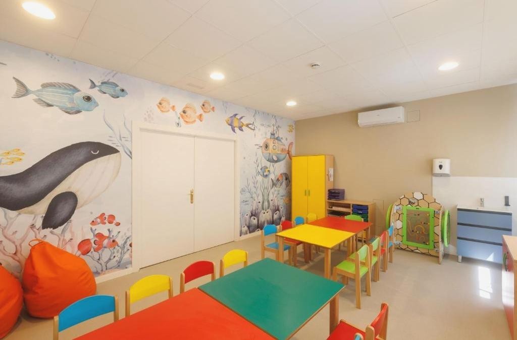 Alójate en un 4* en Salou y vive la emoción de PortAventura y Ferrari Land - Hotel y Aparthotel Ponient Marinada