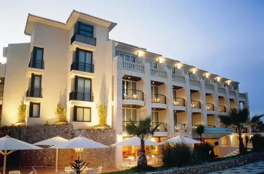 Deluxe-Auszeit mit Meerblick in stilvollem Sitges