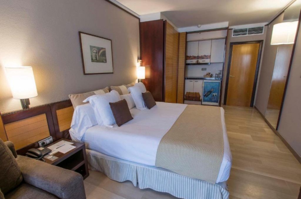 Deluxe-Auszeit mit Meerblick in stilvollem Sitges