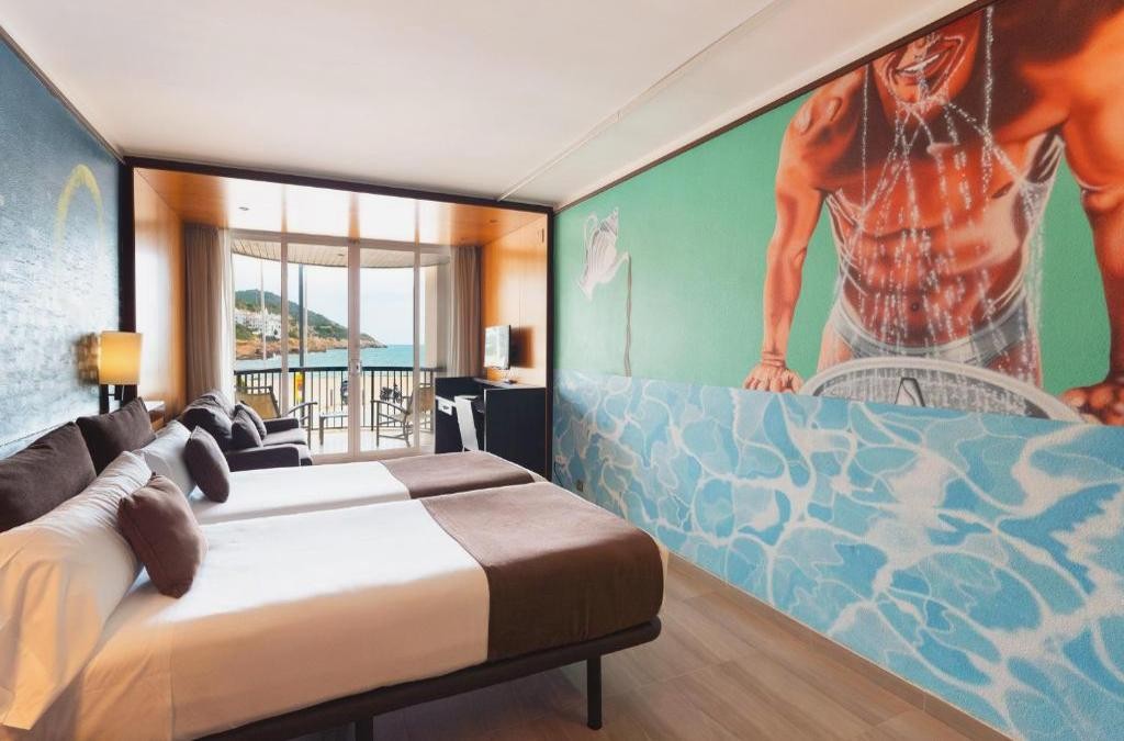 Sitges en hotel 4* y alojado en habitación deluxe - Estela Barcelona