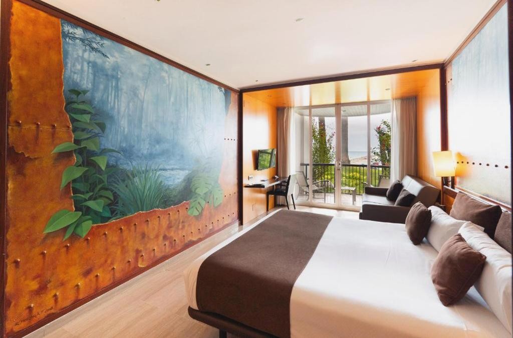 Sitges en hotel 4* y alojado en habitación deluxe - Estela Barcelona