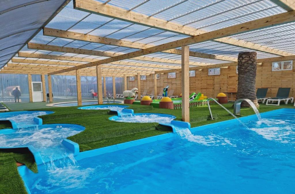 Enjoy your bungalow in Tamarit with access to the spa included.