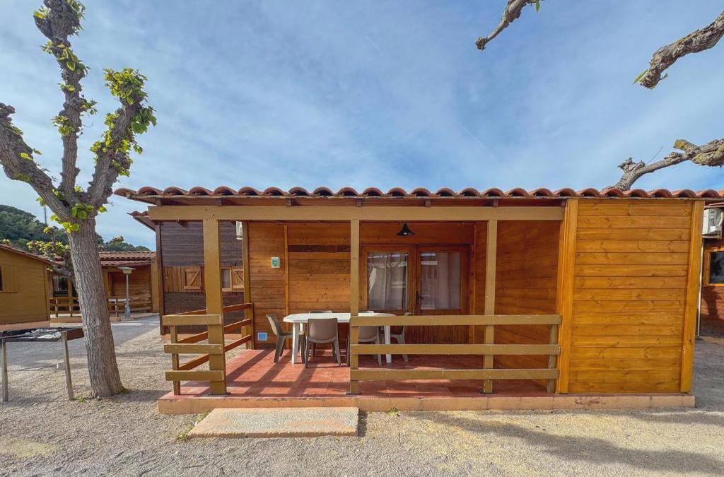 Enjoy your bungalow in Tamarit with access to the spa included.