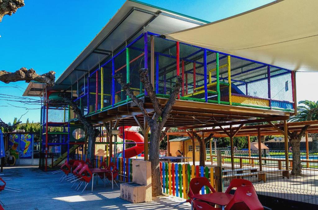 Disfruta de tu bungalow en Tamarit con acceso al spa incluido