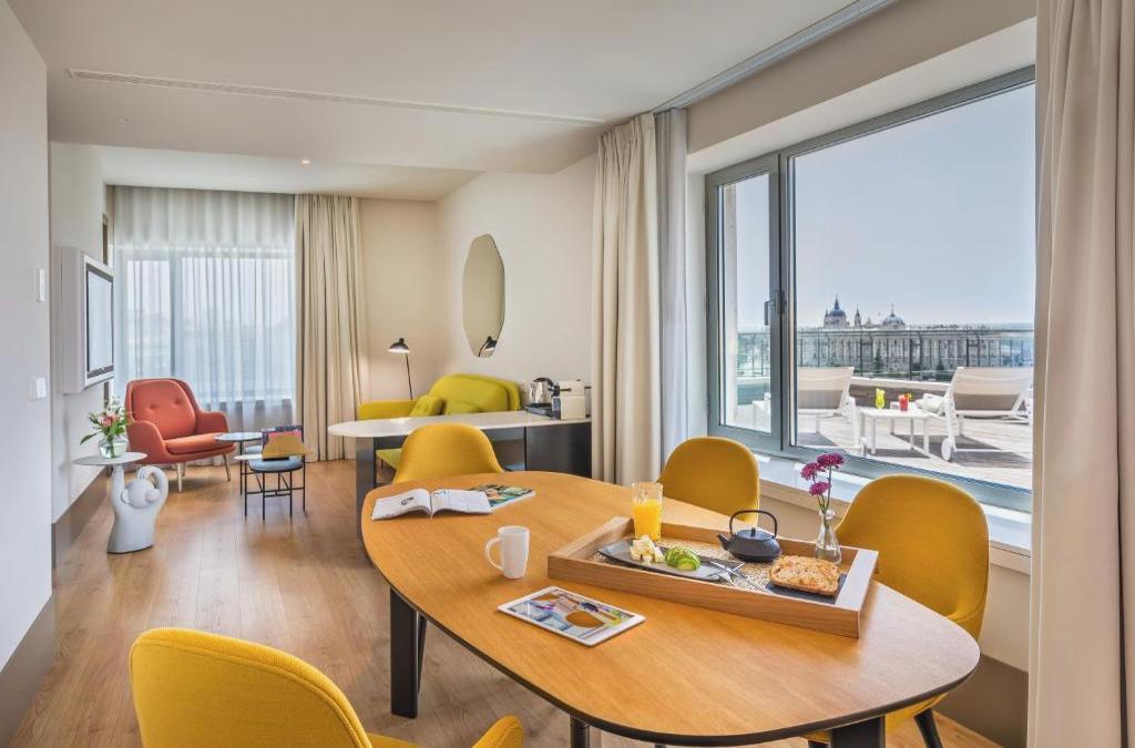 Lujo en hotel 5* en pleno centro de Madrid con desayunos - Barceló Torre de Madrid