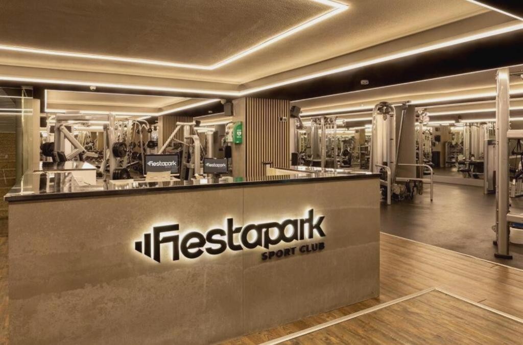 Lo que necesitas: días de sol, playa y buen comer en Benidorm - Port Fiesta Park