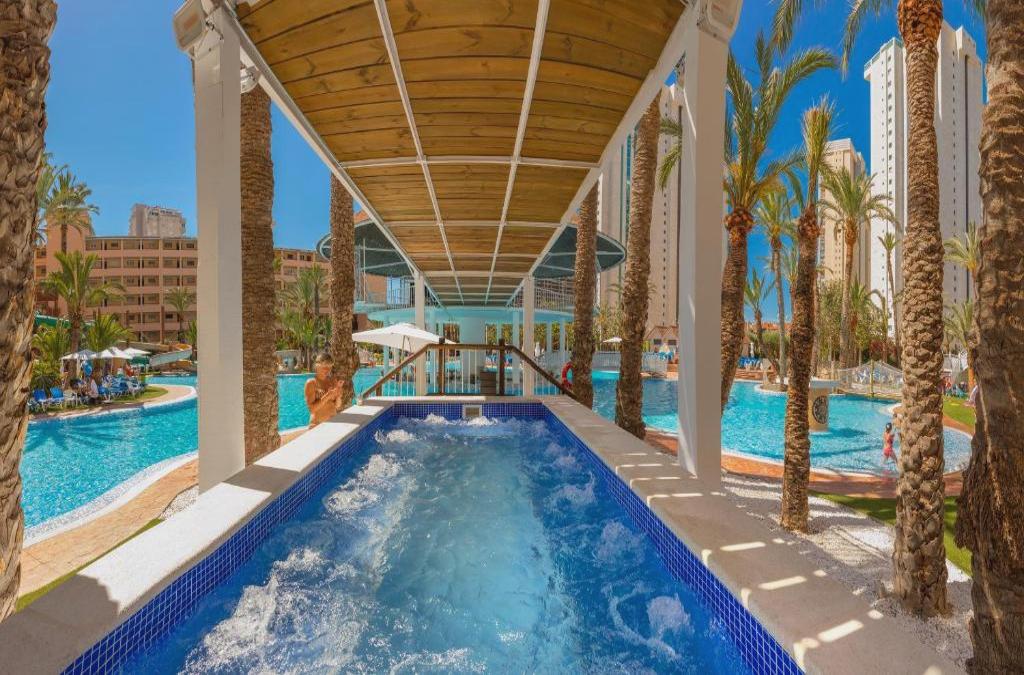 ¡Especial familias! Benidorm en 4* tematizado, y ¡1º y 2º niños viajan GRATIS! - Aparthotel Magic Tropical Splash