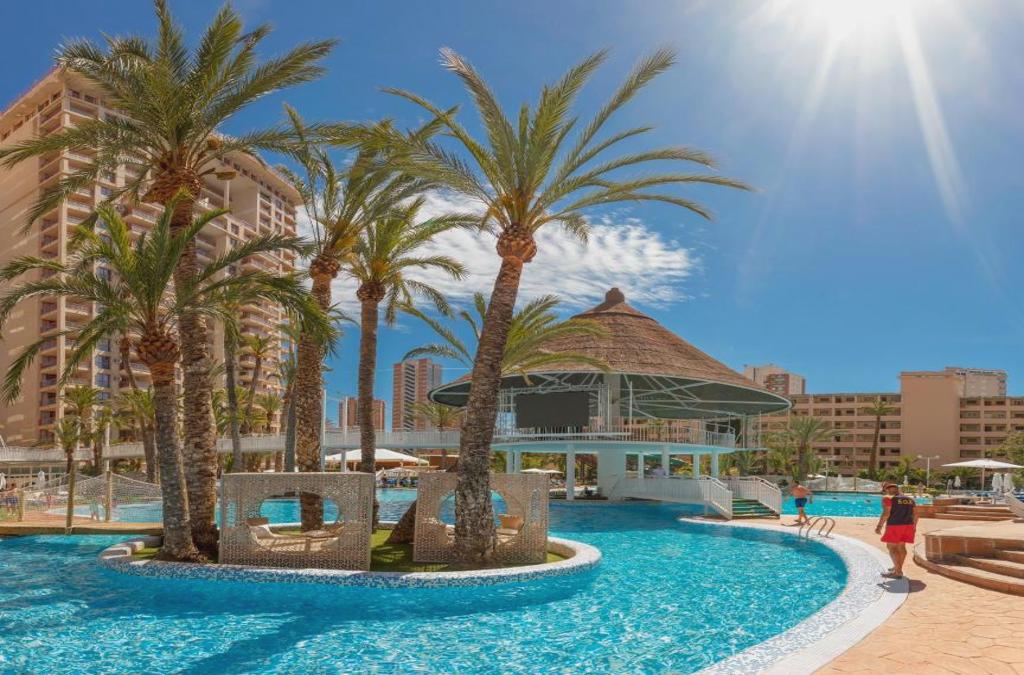 ¡Especial familias! Benidorm en 4* tematizado, y ¡1º y 2º niños viajan GRATIS! - Aparthotel Magic Tropical Splash