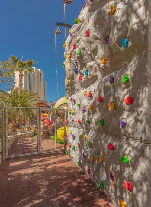 ¡Especial familias! Benidorm en 4* tematizado, y ¡1º y 2º niños viajan GRATIS! - Aparthotel Magic Tropical Splash