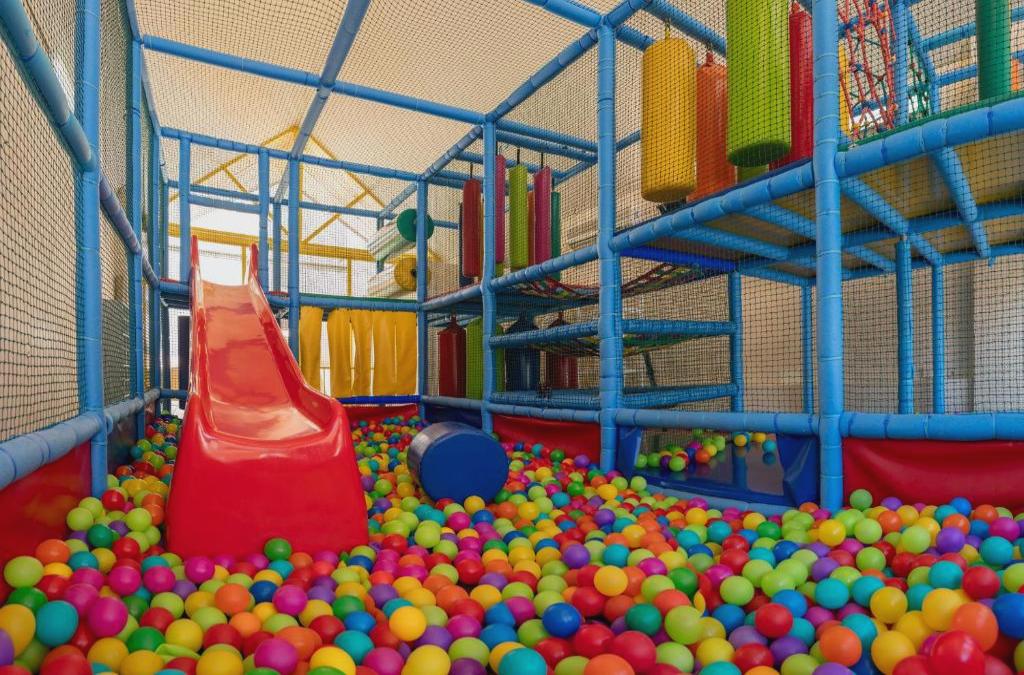 ¡Especial familias! Benidorm en 4* tematizado, y ¡1º y 2º niños viajan GRATIS! - Aparthotel Magic Tropical Splash