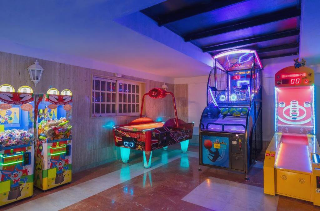 ¡Especial familias! Benidorm en 4* tematizado, y ¡1º y 2º niños viajan GRATIS! - Aparthotel Magic Tropical Splash