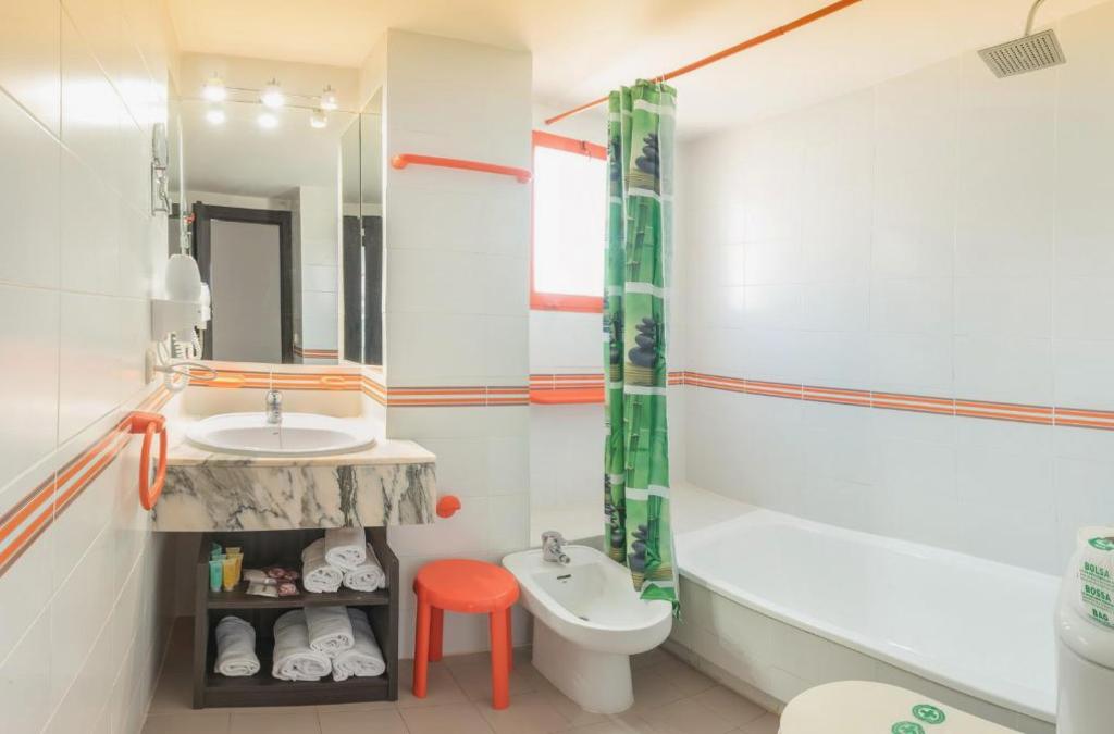 ¡Especial familias! Benidorm en 4* tematizado, y ¡1º y 2º niños viajan GRATIS! - Aparthotel Magic Tropical Splash