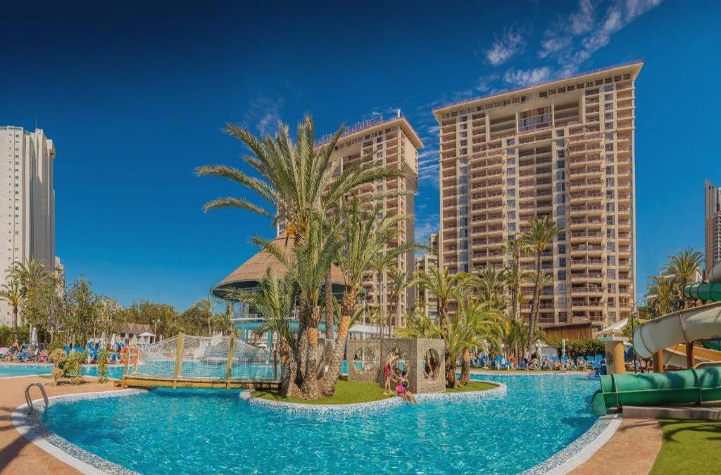 ¡Especial familias! Benidorm en 4* tematizado, y ¡1º y 2º niños viajan GRATIS! - Aparthotel Magic Tropical Splash
