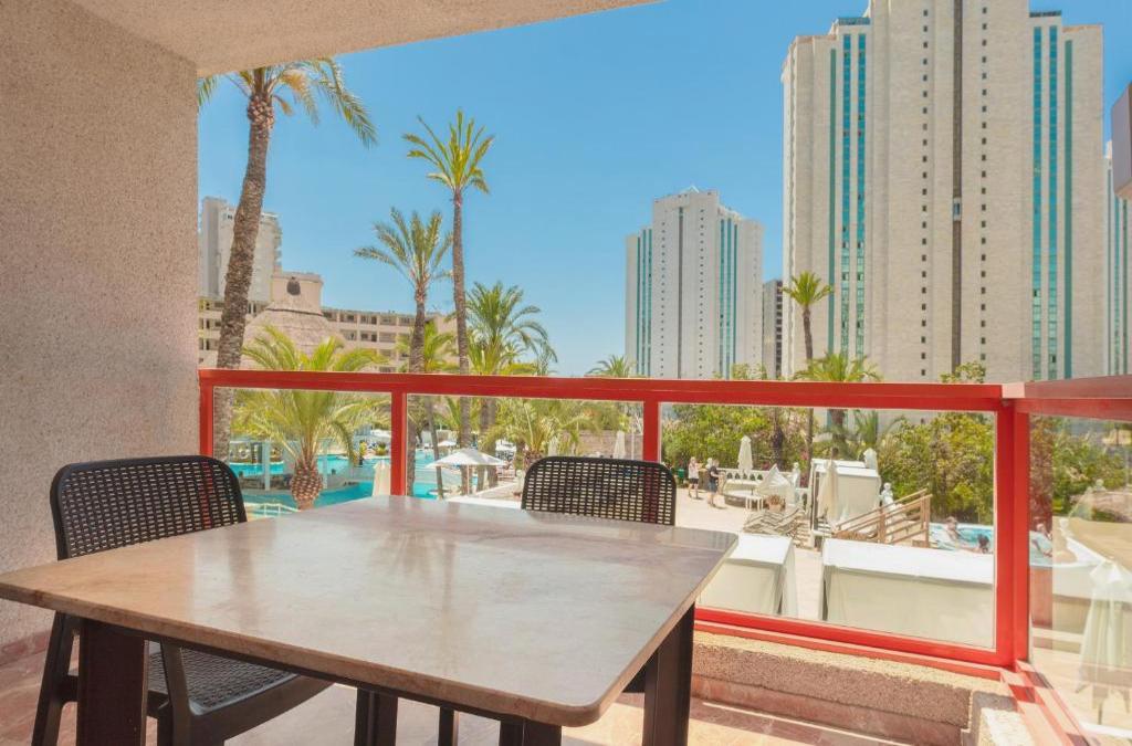 ¡Especial familias! Benidorm en 4* tematizado, y ¡1º y 2º niños viajan GRATIS! - Aparthotel Magic Tropical Splash