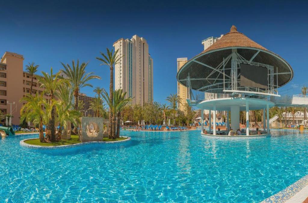 ¡Especial familias! Benidorm en 4* tematizado, y ¡1º y 2º niños viajan GRATIS! - Aparthotel Magic Tropical Splash
