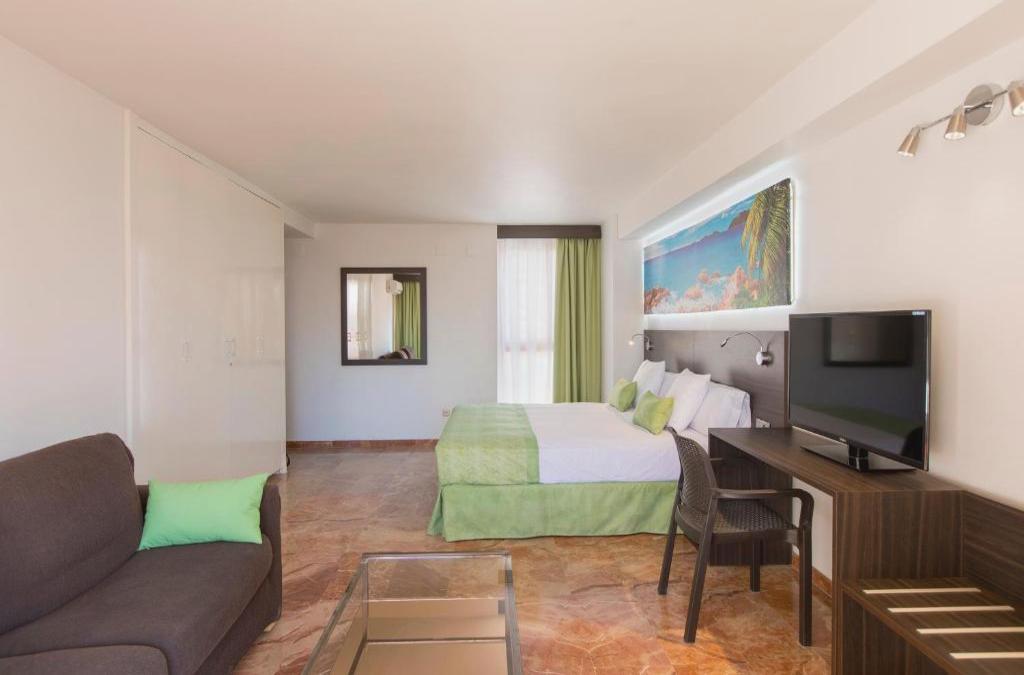 ¡Especial familias! Benidorm en 4* tematizado, y ¡1º y 2º niños viajan GRATIS! - Aparthotel Magic Tropical Splash