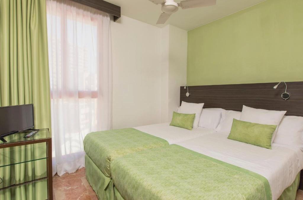 ¡Especial familias! Benidorm en 4* tematizado, y ¡1º y 2º niños viajan GRATIS! - Aparthotel Magic Tropical Splash