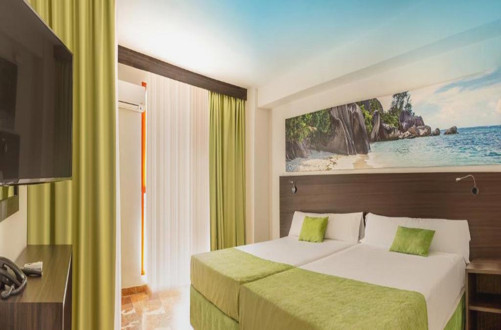 ¡Especial familias! Benidorm en 4* tematizado, y ¡1º y 2º niños viajan GRATIS! - Aparthotel Magic Tropical Splash