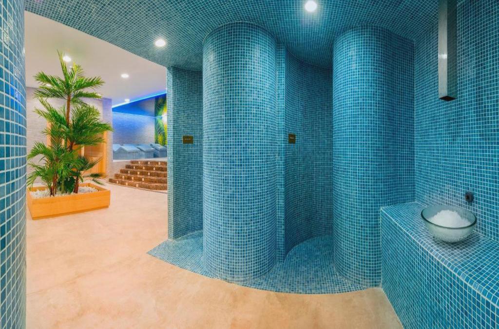 ¡Especial familias! Benidorm en 4* tematizado, y ¡1º y 2º niños viajan GRATIS! - Aparthotel Magic Tropical Splash