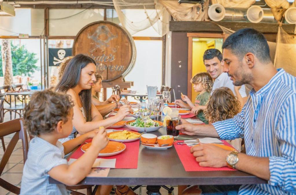 ¡Especial familias! Benidorm en 4* tematizado, y ¡1º y 2º niños viajan GRATIS! - Aparthotel Magic Tropical Splash