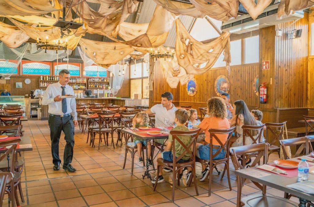 ¡Especial familias! Benidorm en 4* tematizado, y ¡1º y 2º niños viajan GRATIS! - Aparthotel Magic Tropical Splash