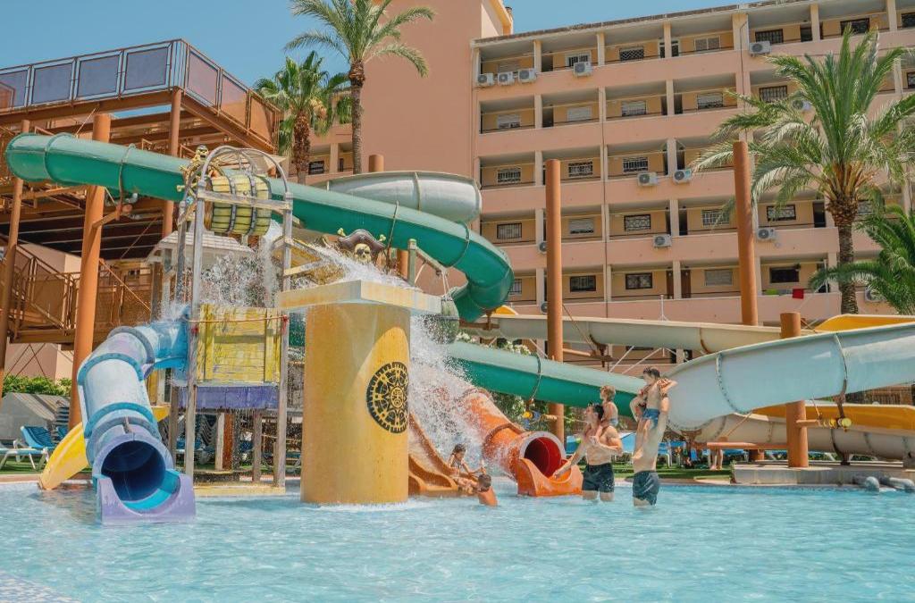 ¡Especial familias! Benidorm en 4* tematizado, y ¡1º y 2º niños viajan GRATIS! - Aparthotel Magic Tropical Splash