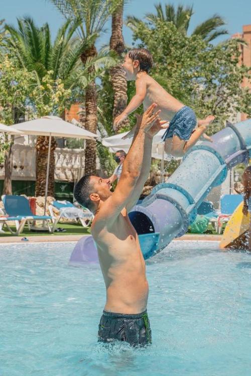¡Especial familias! Benidorm en 4* tematizado, y ¡1º y 2º niños viajan GRATIS! - Aparthotel Magic Tropical Splash