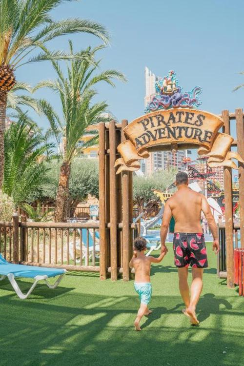 ¡Especial familias! Benidorm en 4* tematizado, y ¡1º y 2º niños viajan GRATIS! - Aparthotel Magic Tropical Splash